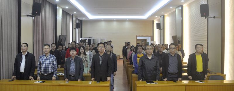 001在英武雄壮的国歌声中，整个党员职工起立致敬.jpg