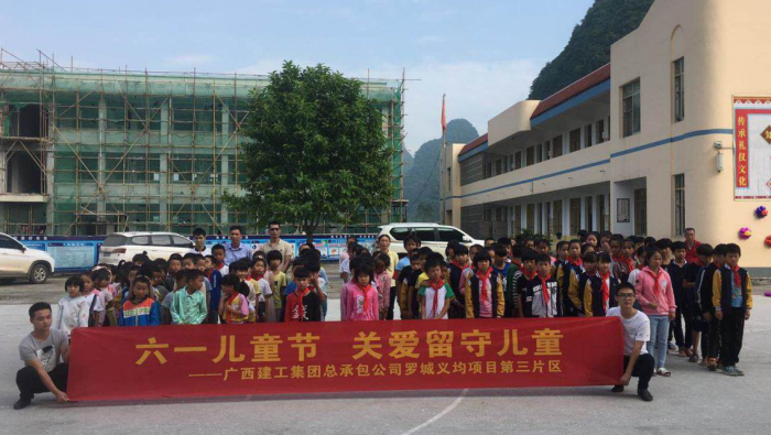 3与八联幼学的学生们合影留想。马国敏 摄700.png