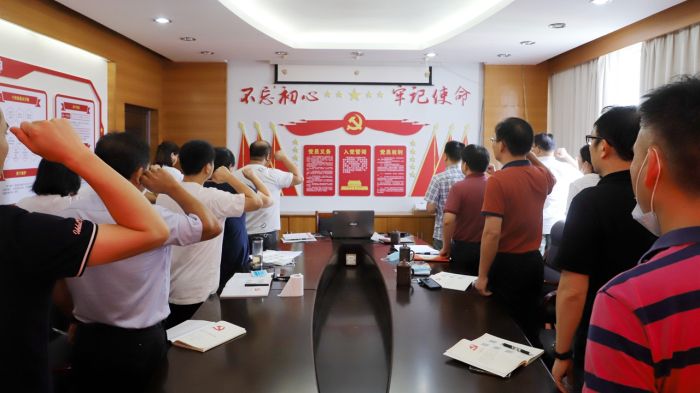 重温入党誓词。谭龙摄.jpg