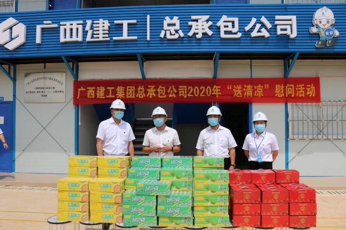 1陆烜送清冷慰问品。 黄璐璐 摄.jpg