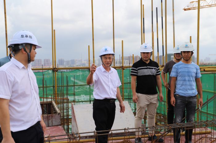 领导现场施工。侯建杰 摄.jpg