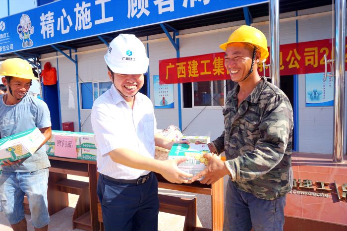 岑廷义为工人发放清冷慰问品。谢微旋 摄.jpg