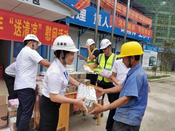 黄春玲给农夫工奉上清冷慰问品。 王瑾贞 摄.jpg