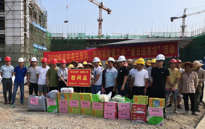 “送清冷”活动现场。 梁武益 摄.jpg