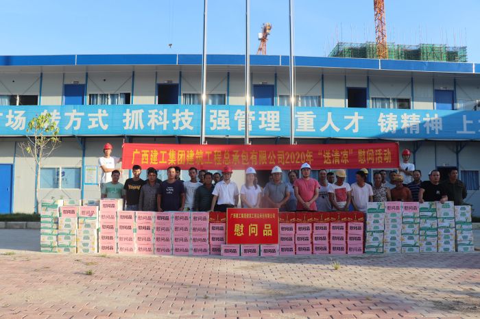 慰问现场。 杨俊峰 摄.jpg