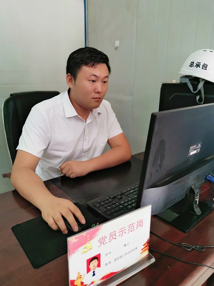 鲁立在办公室。冯翔  摄.jpg