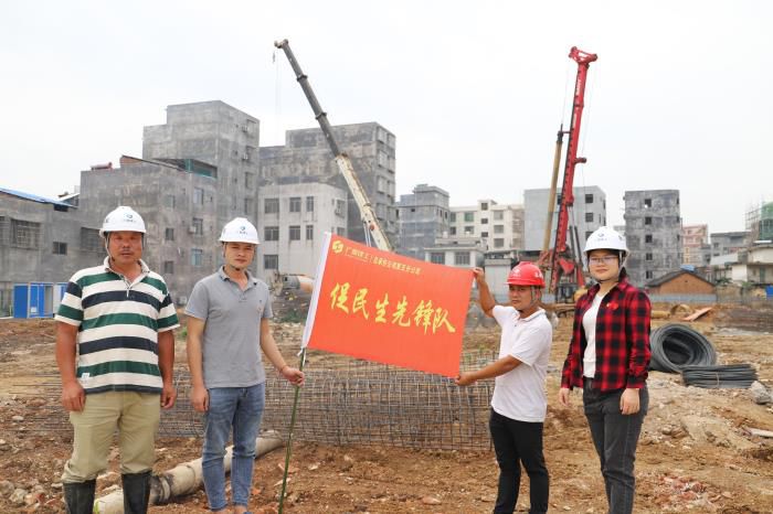 5.1授旗现场。侯健杰 摄 (2)700.JPG