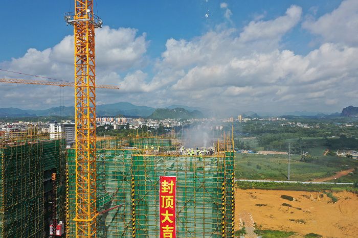 封顶照片。卢瑞阳 摄.JPG