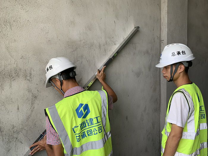 现场知识技术领导。梁宗吕 摄.jpg
