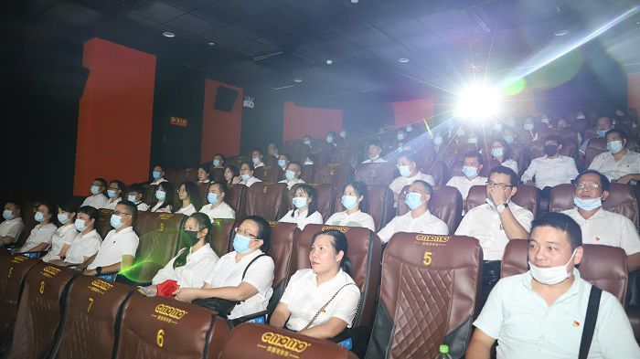 5号厅观影人员合影。邓灿滨 摄.JPG