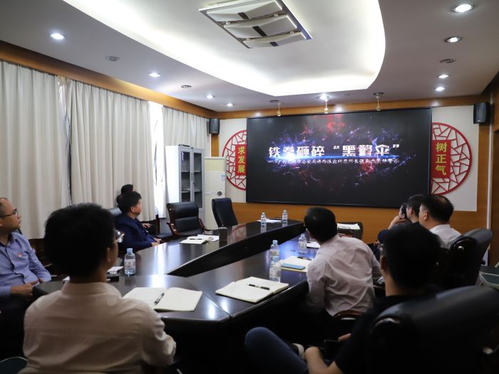 旁观警示教育片。韦文 摄.jpg