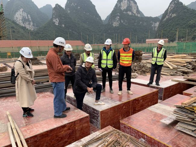 宏伟模板施工现场。陈志健 摄.jpg