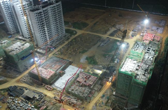 A地块夜间多个楼栋同时浇筑混凝土。卢瑞阳 摄.jpg