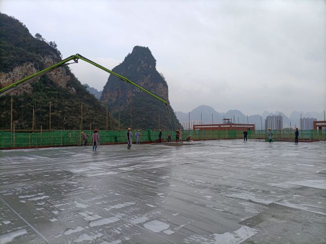 风雨操场食堂屋面层混凝土浇筑现场。陈志健 摄.jpg
