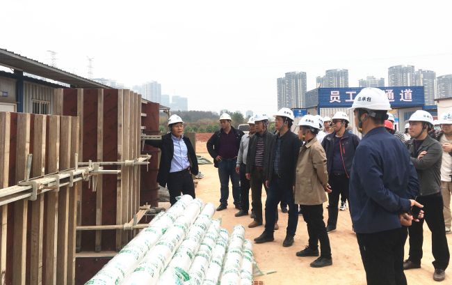 观摩现场，各人当真进建。雷黄冈 摄.jpg
