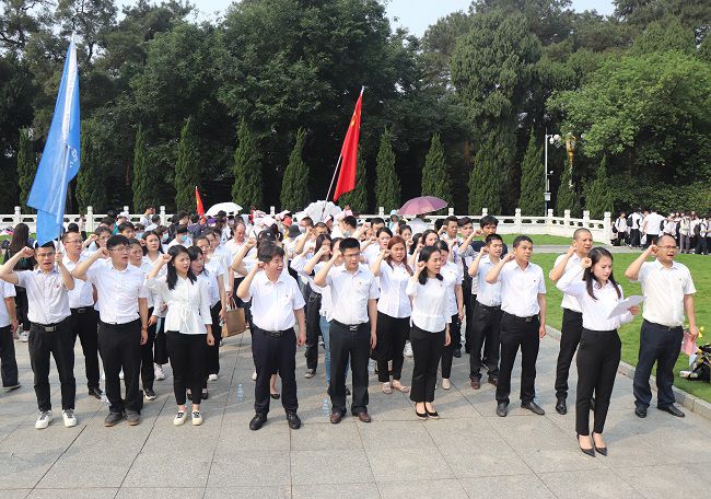 重温入党誓词。周煜川摄（建图）.jpg