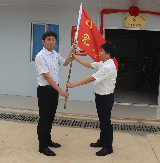 授旗典礼。张钊林 摄（建图）.jpg