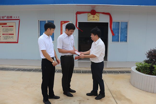 赠送红色书籍。张钊林 摄（建图）.jpg