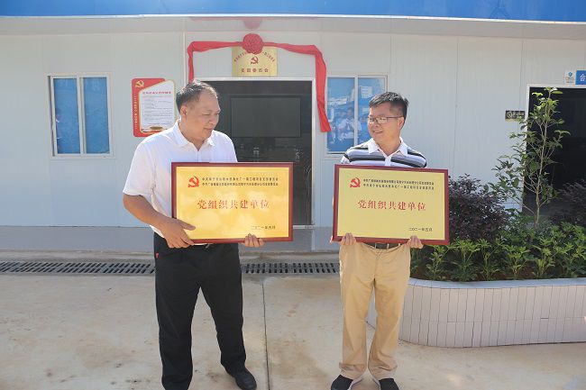 互赠牌匾。张钊林 摄（建图）.jpg