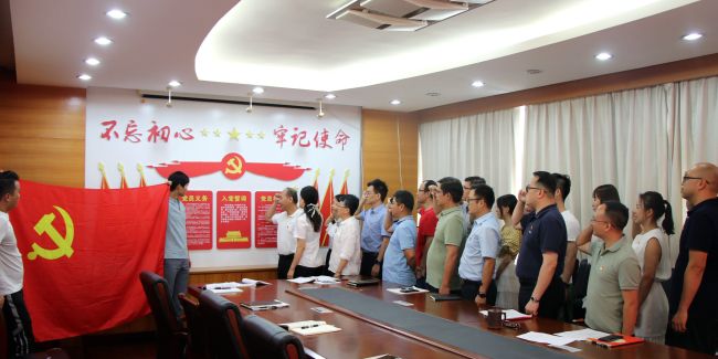 重温入党誓词。王平顶山  摄.jpg