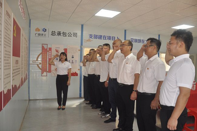 重温入党誓词。王瑾贞 摄（建图）.jpg