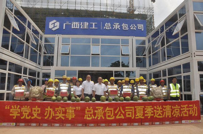 慰问活动合影。王瑾贞 摄（建图）.jpg