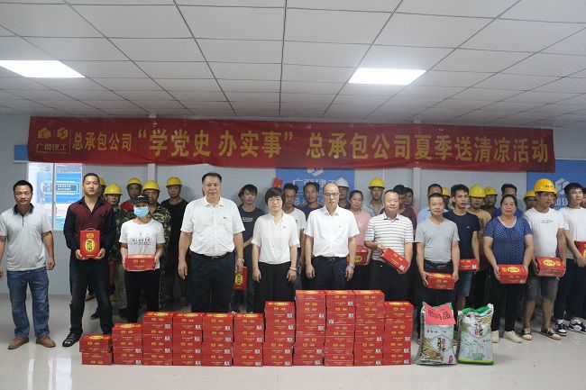 “送清冷”活动合影。张钊林 摄（建图）.jpg
