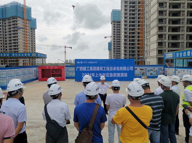 张强在演练前做批示；票ι 摄（建图）.jpg