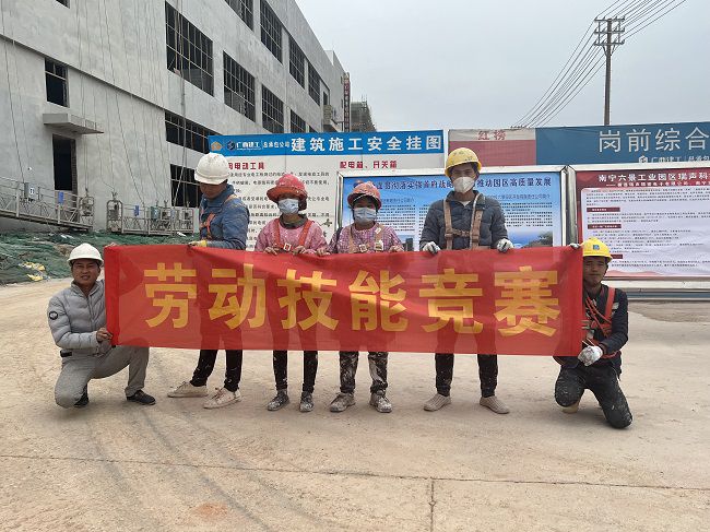 表墙涂料组合影。廖之锭 摄（建图）.jpg