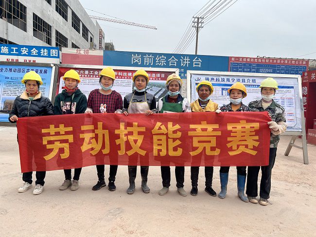 内脚手架班组合影。廖之锭 摄（建图）.jpg