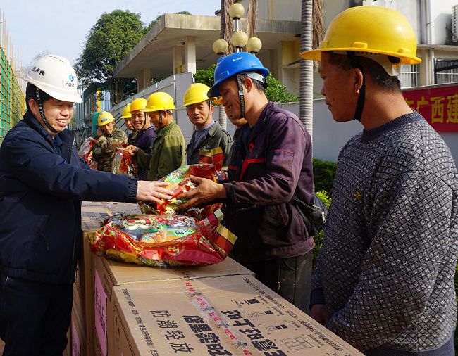 （建图）为一线工人发放慰问品。谢微旋 摄_副本.jpg