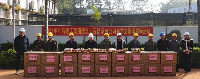 （建图）与一线工人合影。谢微旋 摄.jpg