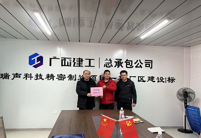 发放慰问金。廖之锭 摄（建图）.jpg
