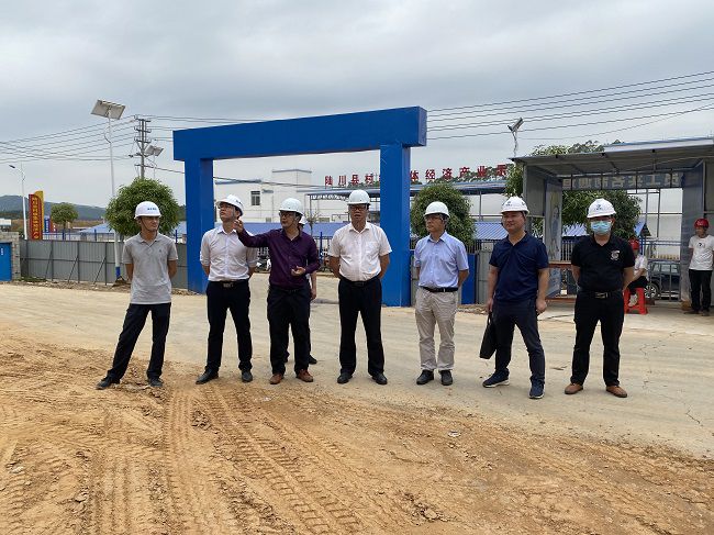 蔡桂全（右四）在项目查抄。廖益通 摄（建图）.jpg