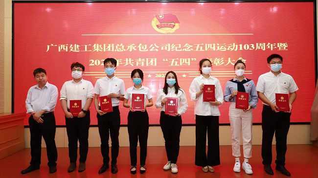 赞美优良团干。 李立云 摄（建图）.jpg