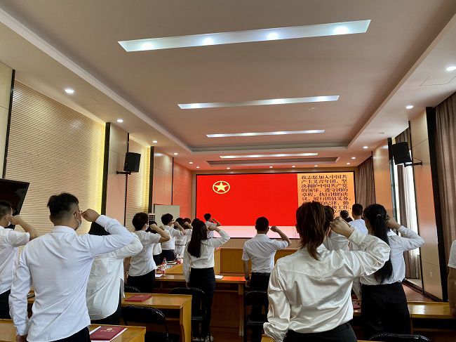 重温入团誓词；畦磋 摄（建图）.jpg