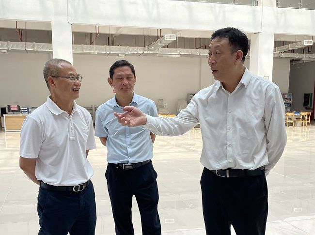 谢瑾瑜（右一）查抄现。ńㄍ迹.jpg