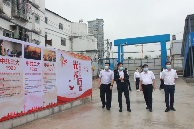 参观“红色长廊”。邓灿滨 摄（建图）.jpg