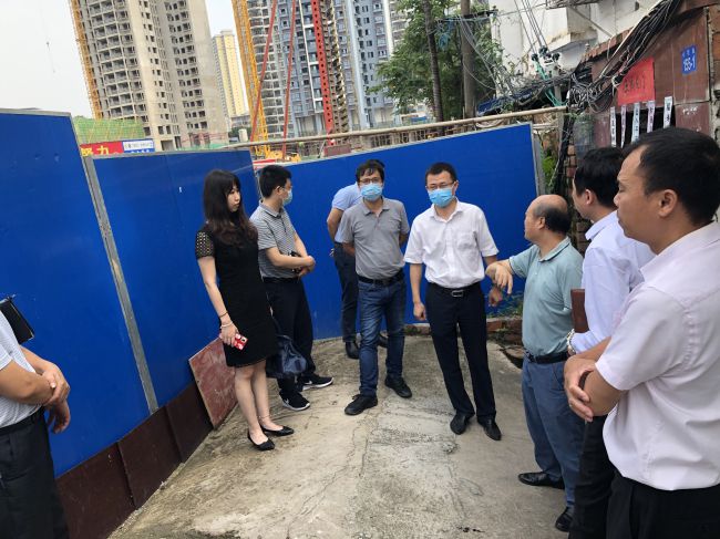 走访周边人民。龚媚媚 摄（建图）.jpg