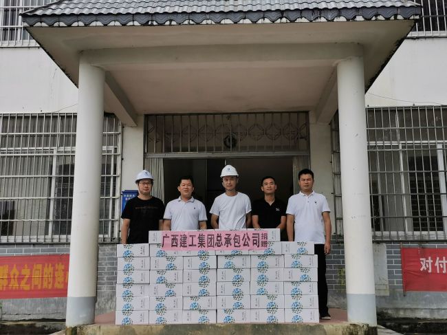 捐赠抗灾物资。谭山泉 摄（建图）.jpg