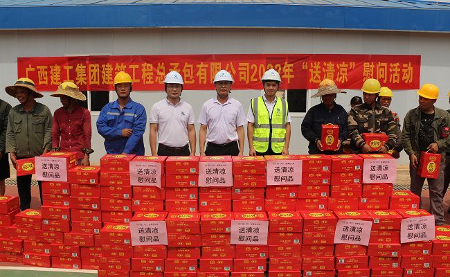 与农名工代表合影留想。张钊林 摄（建图）.jpg
