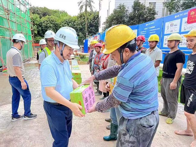 岑廷义为一线工人发放清冷饮品。 谢秋云 摄（650图）.jpg