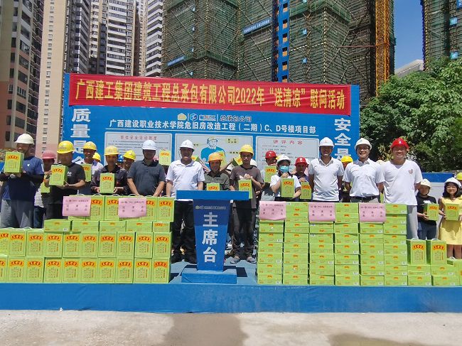 ”送清冷“慰问活动合影。潘文君 摄（建图）.jpg