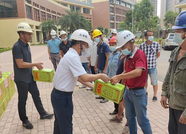 发放慰问品。彭永彬 摄（建图）.jpg