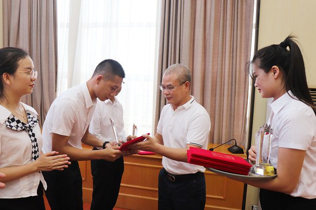 邓少新为获奖职工颁奖。周煜川 摄（建图）.jpg