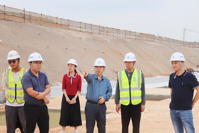 岑廷义深刻现场视察施工过程。周煜川 摄（建图）.jpg