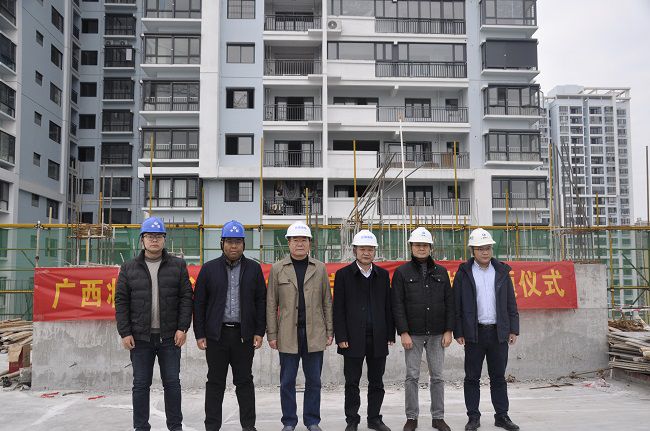 参与封顶典礼的有关辅导合影。王瑾贞 摄（建图）.jpg