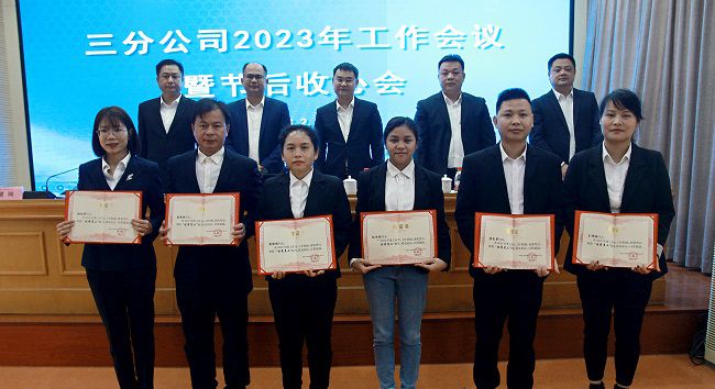 赞美优良员工。梁红玉 摄（000图）.jpg