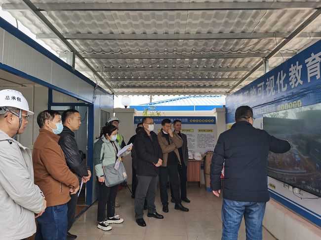 听取项目情况汇报。彭强 摄（建图）.jpg