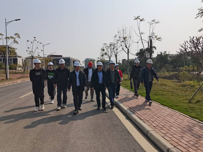 曾劲松查看项目现场。邓高越 摄（建图）.png